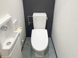 トイレリフォーム落ち着いた雰囲気と収納力を備えたレストルーム
